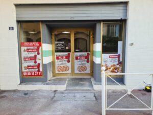 Adhésifs sur vitrine